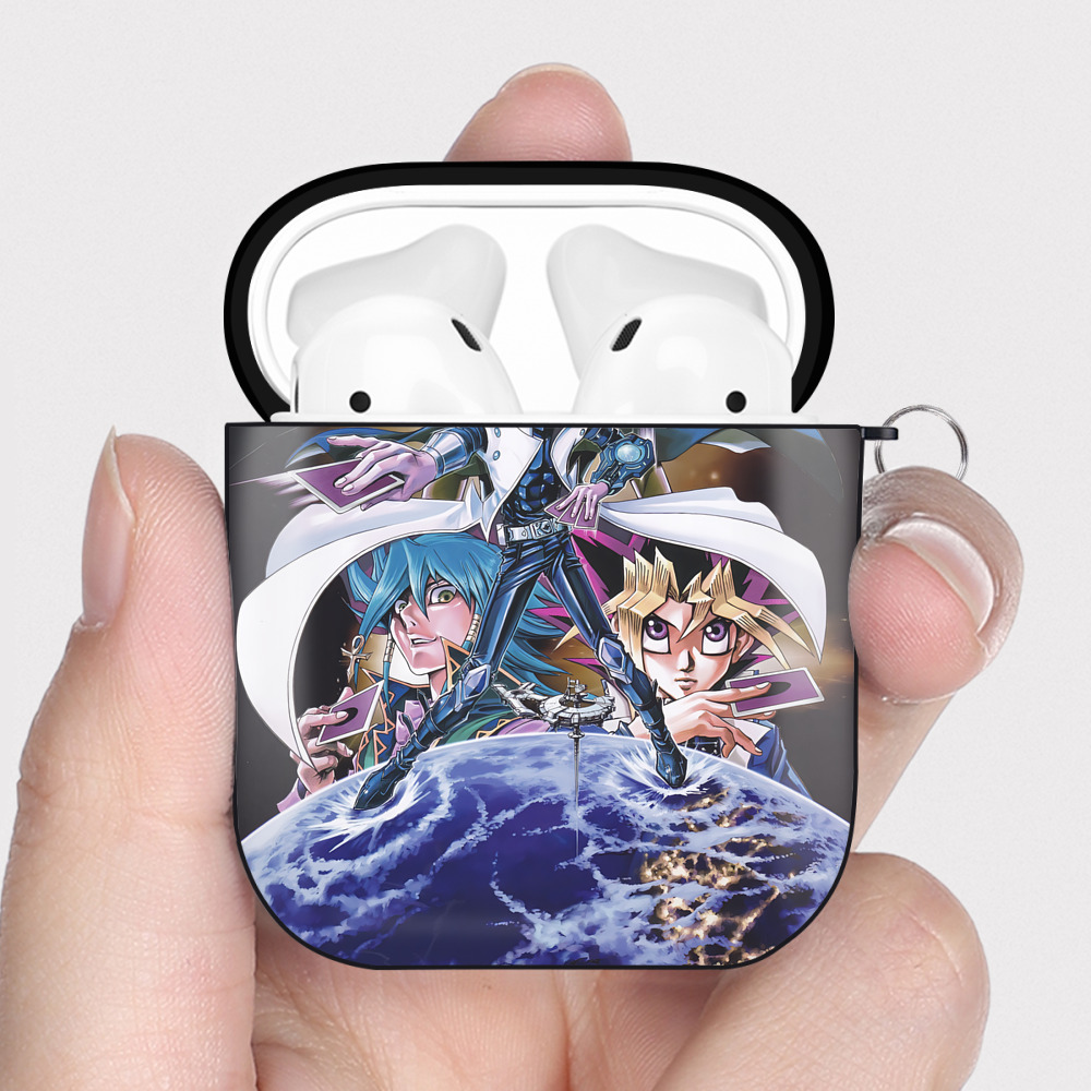 （画像用） 遊☆戯☆王 Yu-Gi-Oh! AirPods 第2世代保護ケース ハードシェル ブラック 耐衝撃・防指紋・カラビナ付き