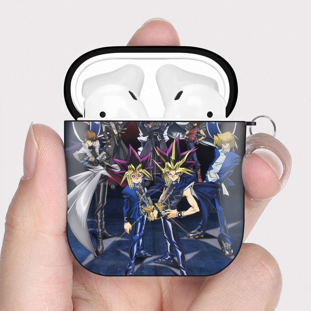 （画像用） 遊☆戯☆王 Yu-Gi-Oh! AirPods 第2世代保護ケース ハードシェル ブラック 耐衝撃・防指紋・カラビナ付き