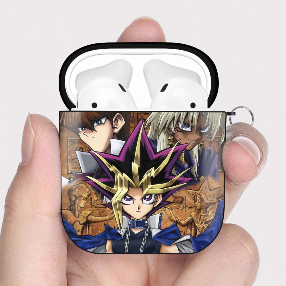（画像用） 遊☆戯☆王 Yu-Gi-Oh! AirPods 第2世代保護ケース ハードシェル ブラック 耐衝撃・防指紋・カラビナ付き