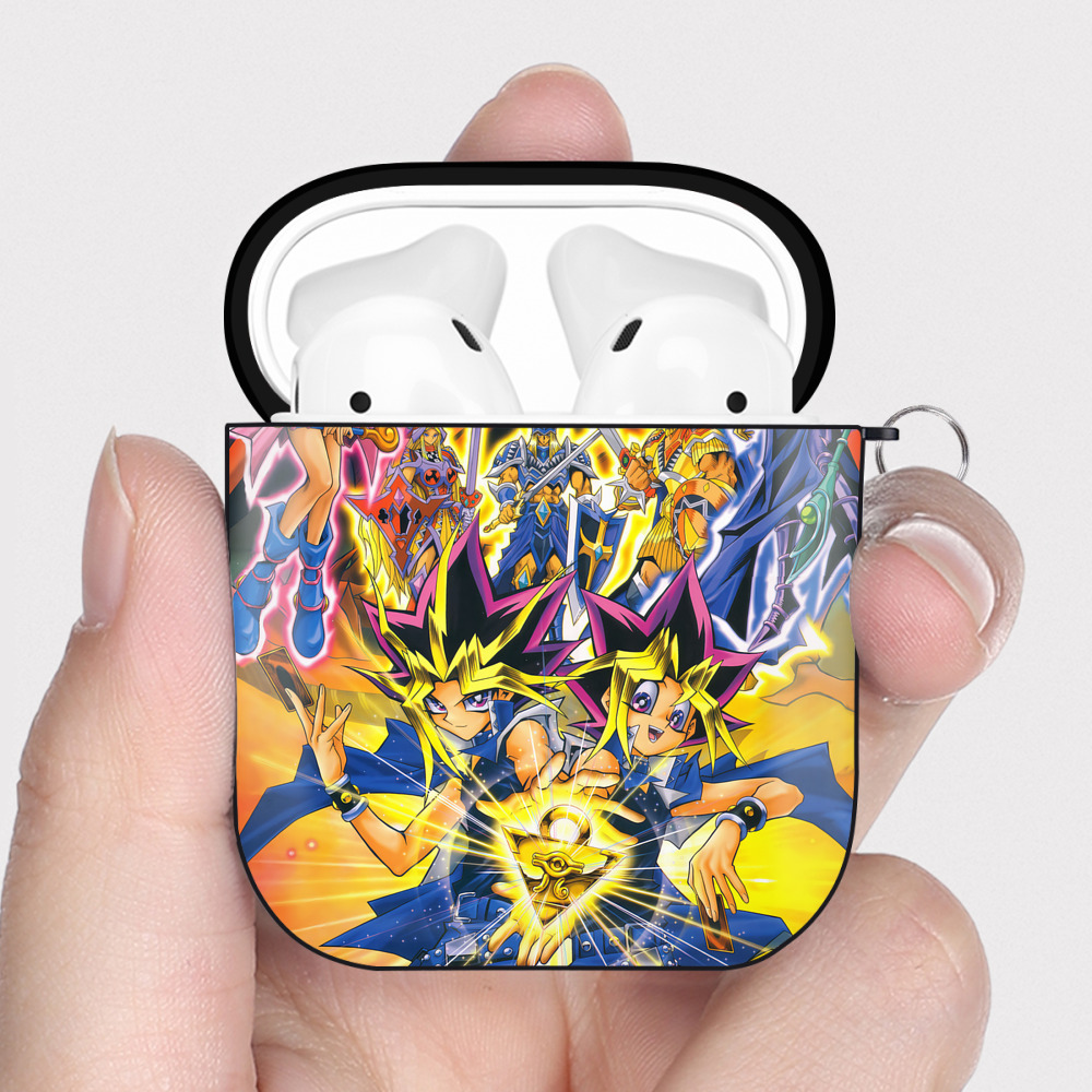 （画像用） 遊☆戯☆王 Yu-Gi-Oh! AirPods 第2世代保護ケース ハードシェル ブラック 耐衝撃・防指紋・カラビナ付き