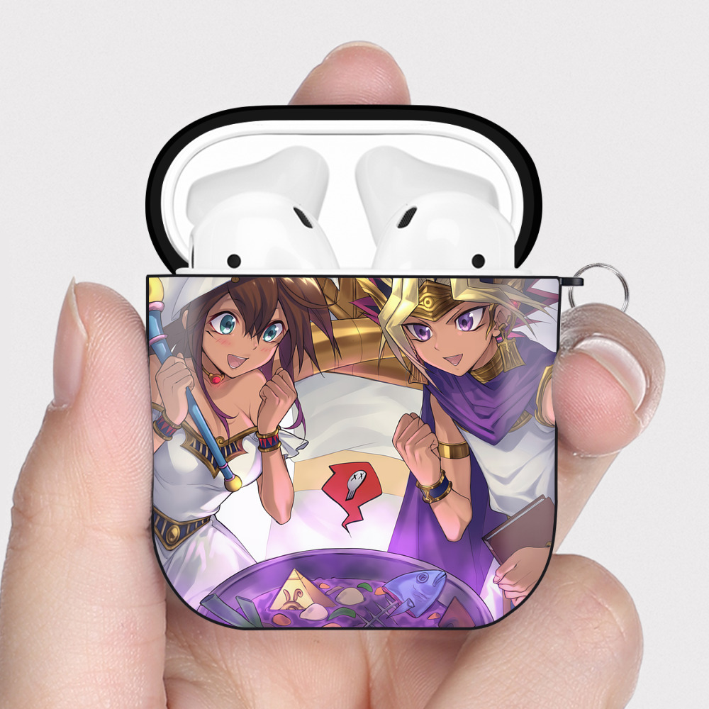 （画像用） 遊☆戯☆王 Yu-Gi-Oh! AirPods 第2世代保護ケース ハードシェル ブラック 耐衝撃・防指紋・カラビナ付き