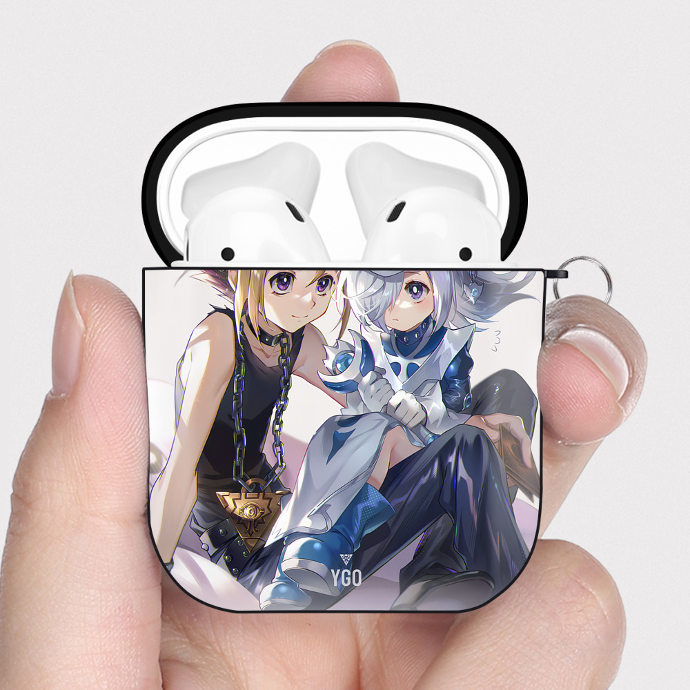（画像用） 遊☆戯☆王 Yu-Gi-Oh! AirPods 第2世代保護ケース ハードシェル ブラック 耐衝撃・防指紋・カラビナ付き