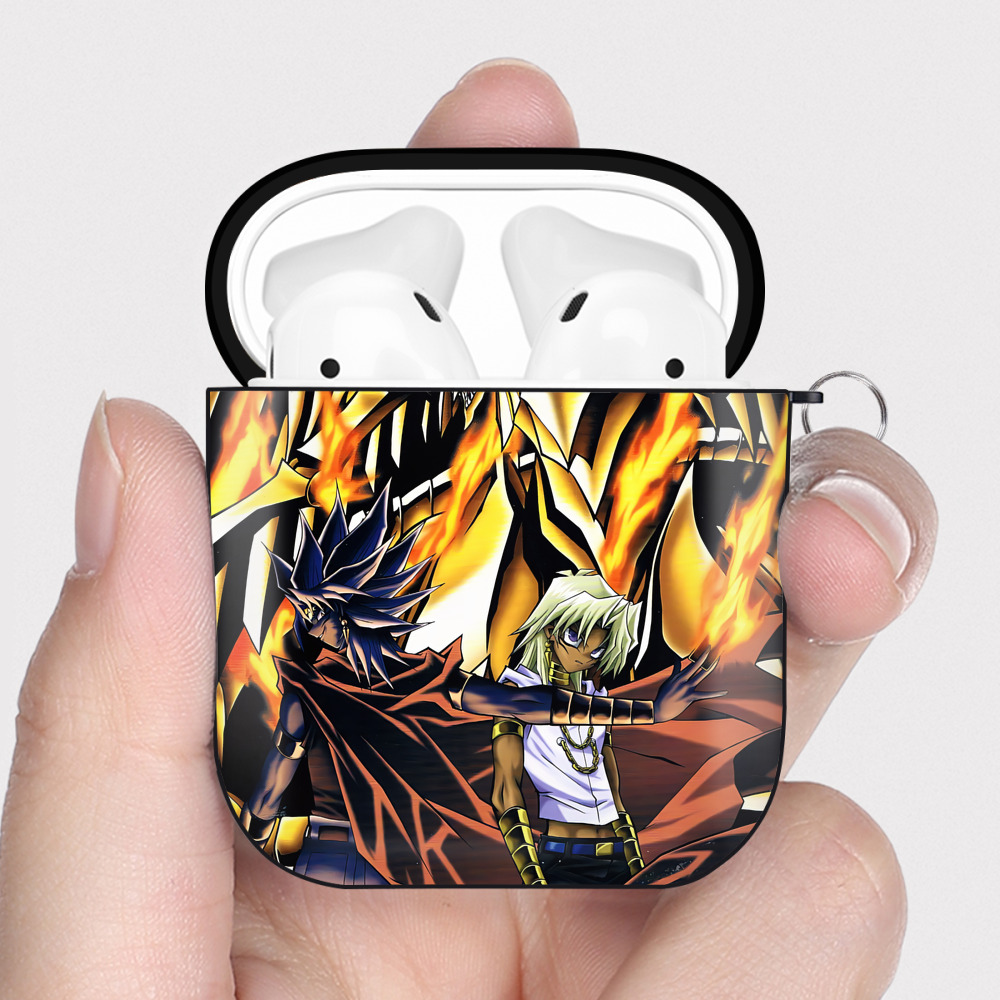 （画像用） 遊☆戯☆王 Yu-Gi-Oh! AirPods 第2世代保護ケース ハードシェル ブラック 耐衝撃・防指紋・カラビナ付き