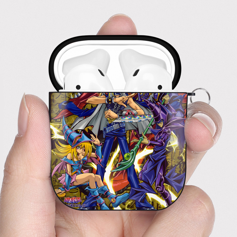 （画像用） 遊☆戯☆王 Yu-Gi-Oh! AirPods 第2世代保護ケース ハードシェル ブラック 耐衝撃・防指紋・カラビナ付き