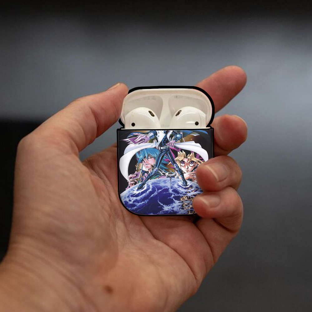 遊☆戯☆王 Yu-Gi-Oh! AirPods 第2世代保護ケース ハードシェル ブラック 耐衝撃・防指紋・カラビナ付き