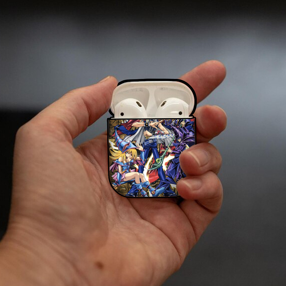 遊☆戯☆王 Yu-Gi-Oh! AirPods 第2世代保護ケース ハードシェル ブラック 耐衝撃・防指紋・カラビナ付き