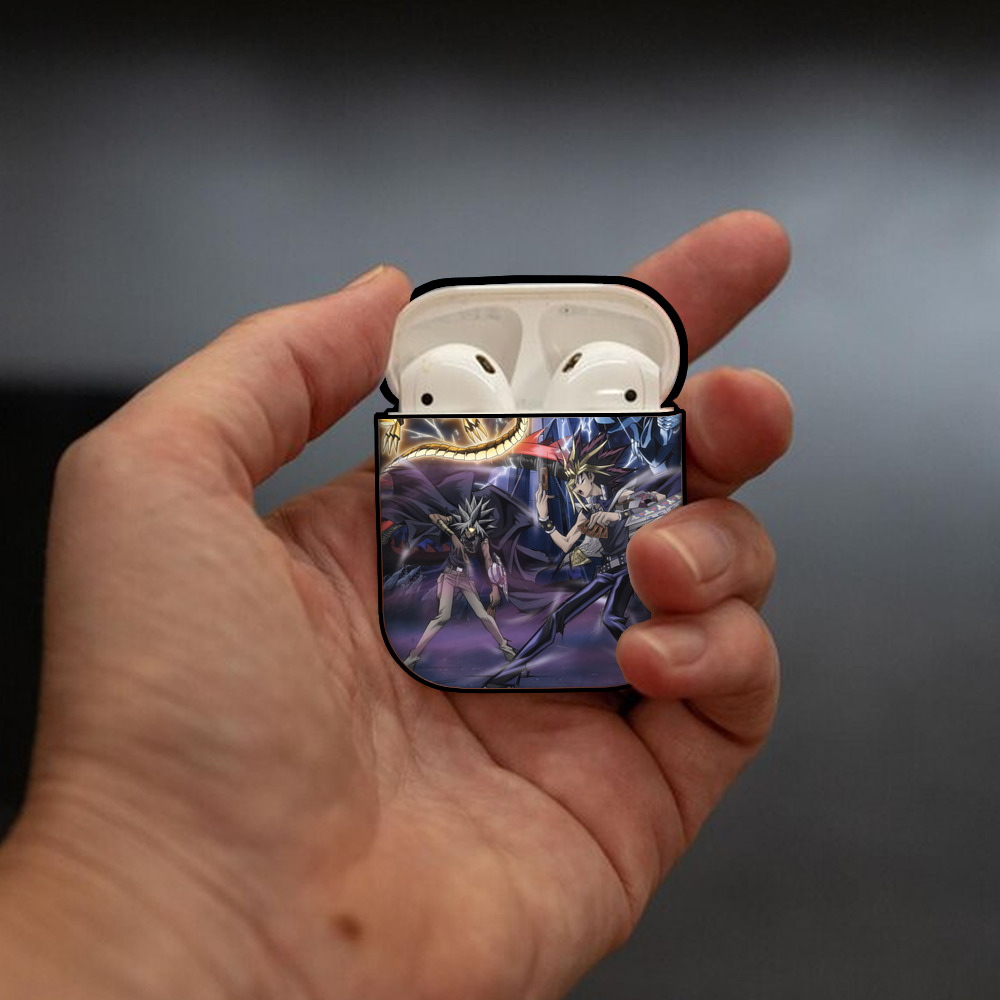 遊☆戯☆王 Yu-Gi-Oh! AirPods 第2世代保護ケース ハードシェル ブラック 耐衝撃・防指紋・カラビナ付き