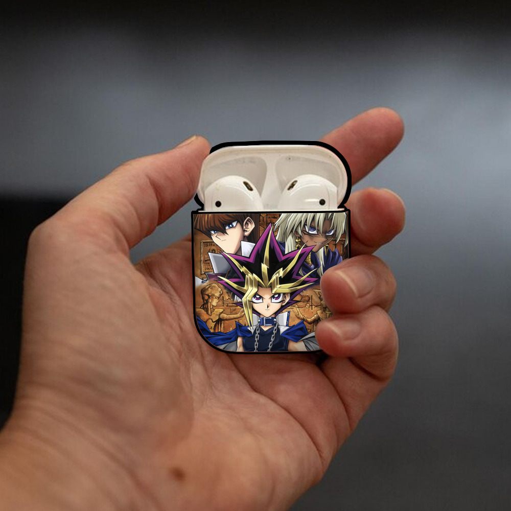 遊☆戯☆王 Yu-Gi-Oh! AirPods 第2世代保護ケース ハードシェル ブラック 耐衝撃・防指紋・カラビナ付き