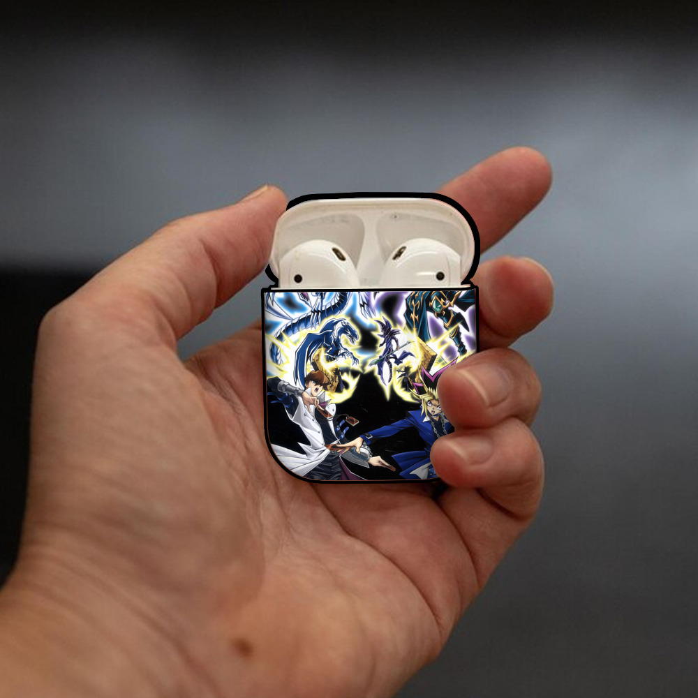 遊☆戯☆王 Yu-Gi-Oh! AirPods 第2世代保護ケース ハードシェル ブラック 耐衝撃・防指紋・カラビナ付き