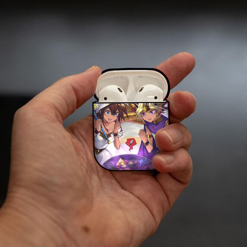 遊☆戯☆王 Yu-Gi-Oh! AirPods 第2世代保護ケース ハードシェル ブラック 耐衝撃・防指紋・カラビナ付き