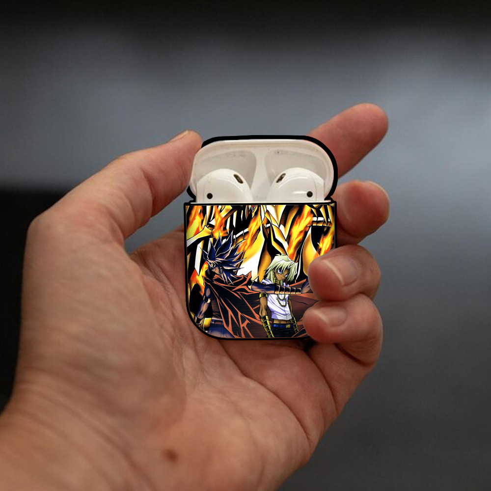 遊☆戯☆王 Yu-Gi-Oh! AirPods 第2世代保護ケース ハードシェル ブラック 耐衝撃・防指紋・カラビナ付き
