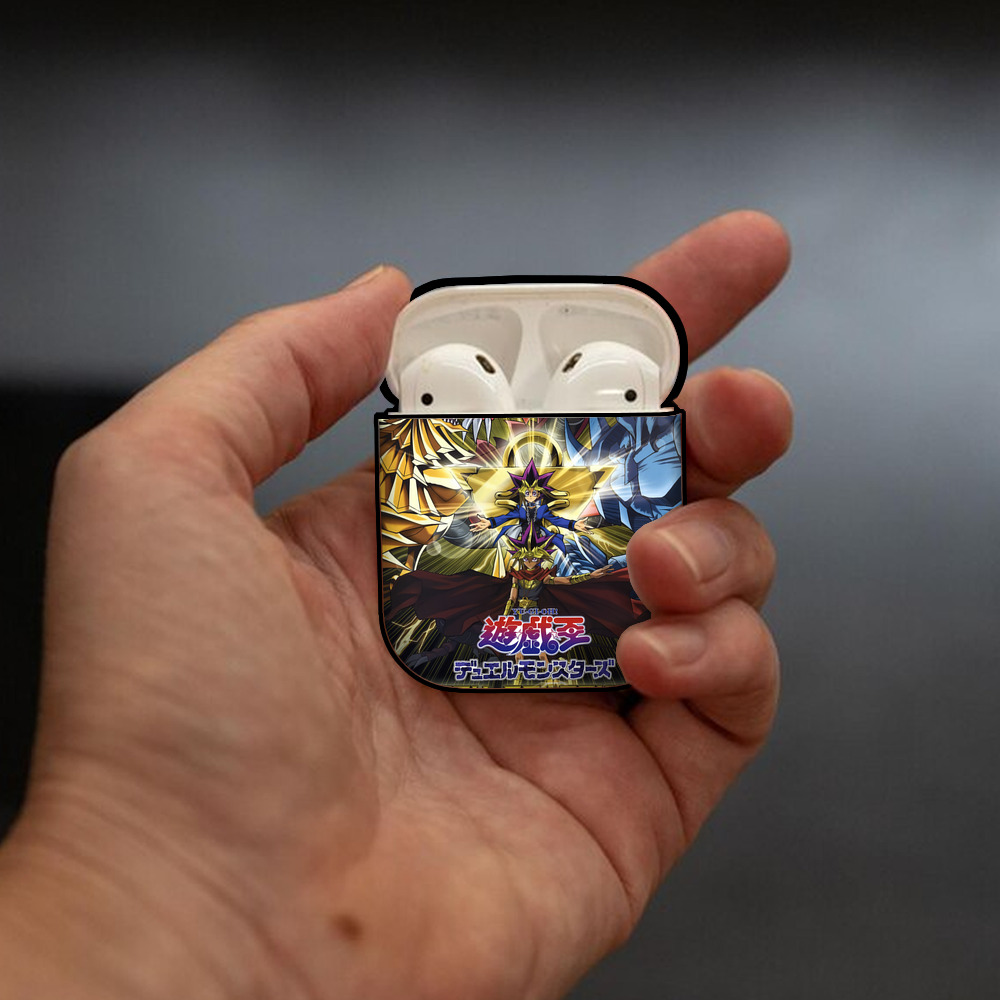 遊☆戯☆王 Yu-Gi-Oh! AirPods 第2世代保護ケース ハードシェル ブラック 耐衝撃・防指紋・カラビナ付き