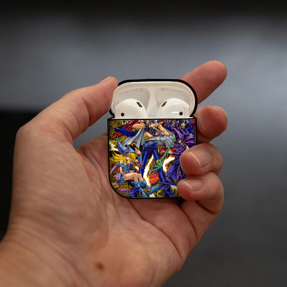 遊☆戯☆王 Yu-Gi-Oh! AirPods 第2世代保護ケース ハードシェル ブラック 耐衝撃・防指紋・カラビナ付き
