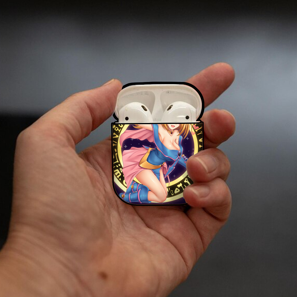 遊☆戯☆王 Yu-Gi-Oh! AirPods 第2世代保護ケース ハードシェル ブラック 耐衝撃・防指紋・カラビナ付き
