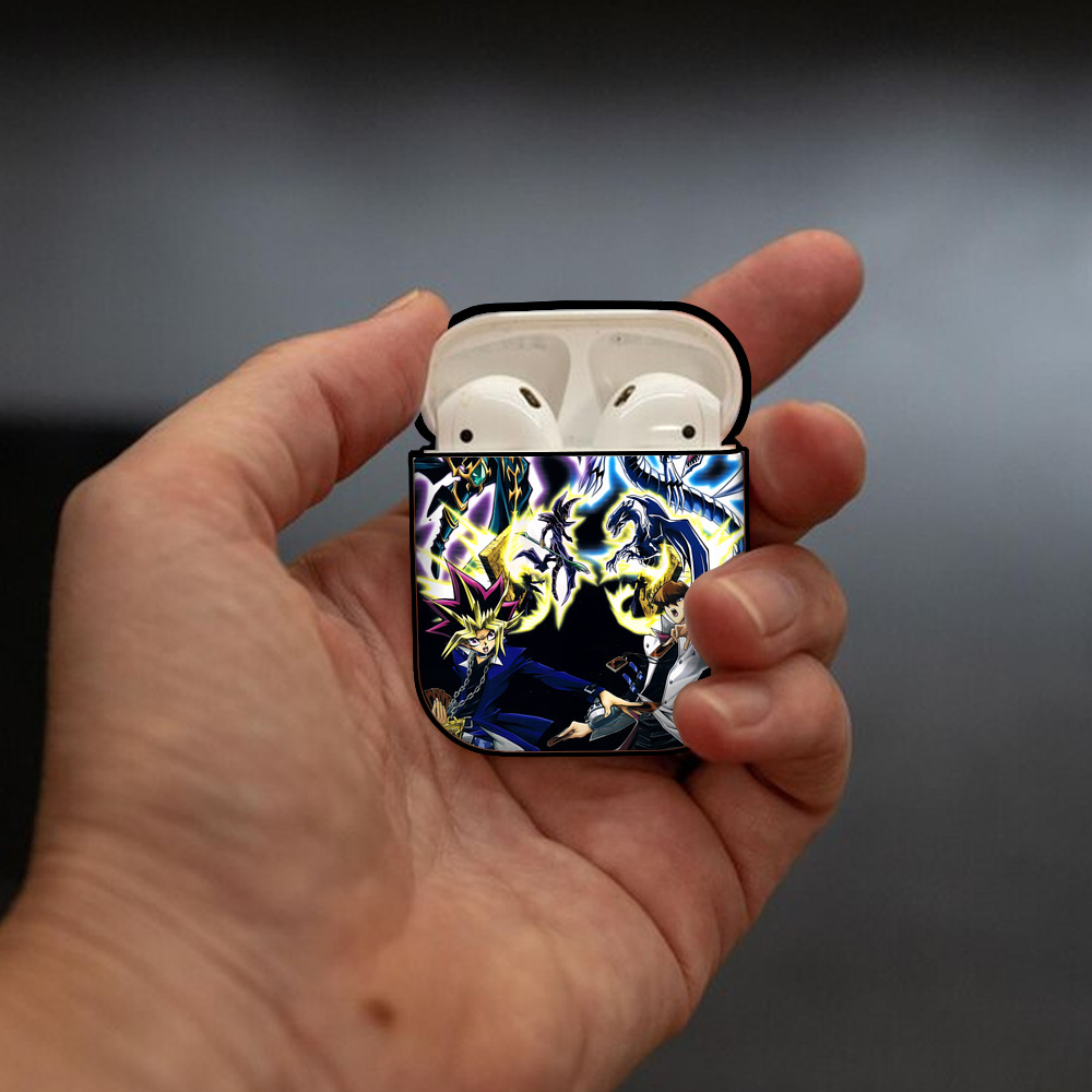 遊☆戯☆王 Yu-Gi-Oh! AirPods 第2世代保護ケース ハードシェル ブラック 耐衝撃・防指紋・カラビナ付き