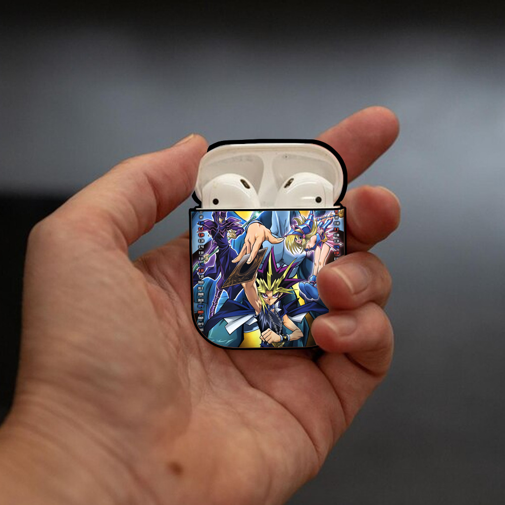 遊☆戯☆王 Yu-Gi-Oh! AirPods 第2世代保護ケース ハードシェル ブラック 耐衝撃・防指紋・カラビナ付き