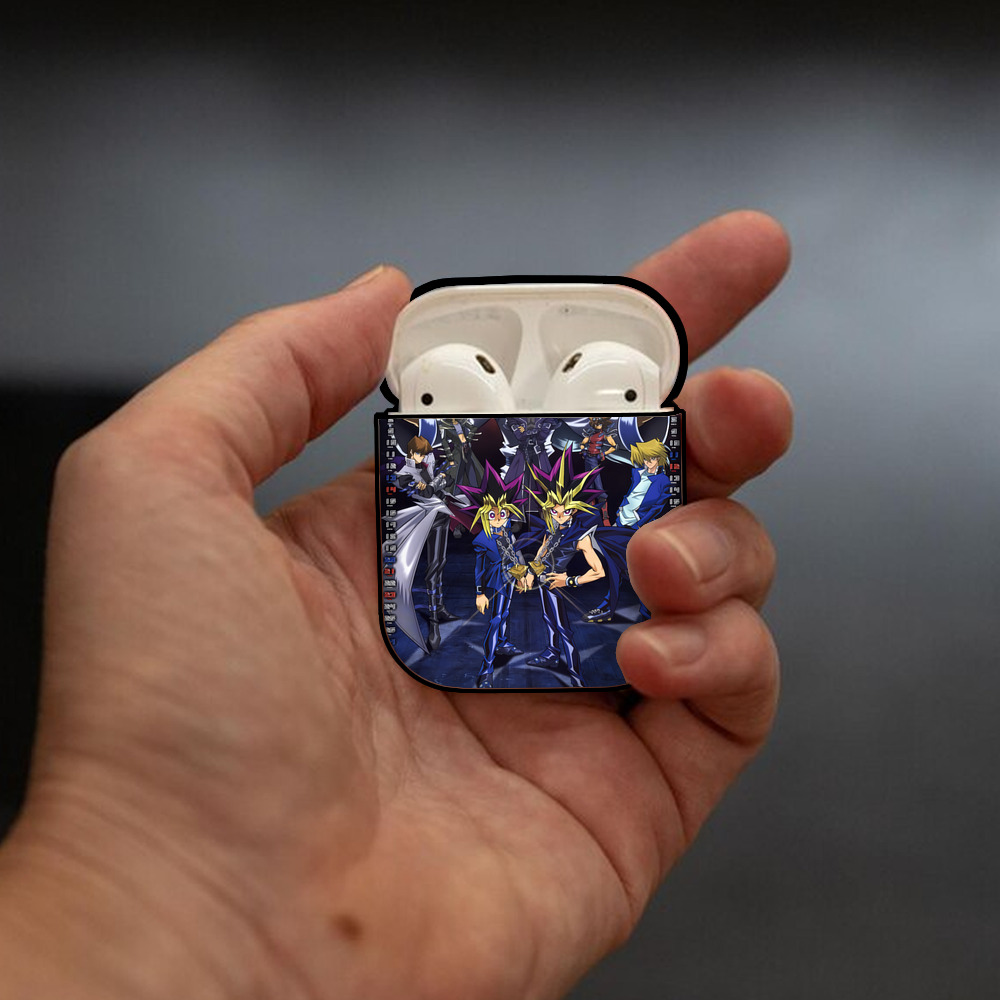 遊☆戯☆王 Yu-Gi-Oh! AirPods 第2世代保護ケース ハードシェル ブラック 耐衝撃・防指紋・カラビナ付き