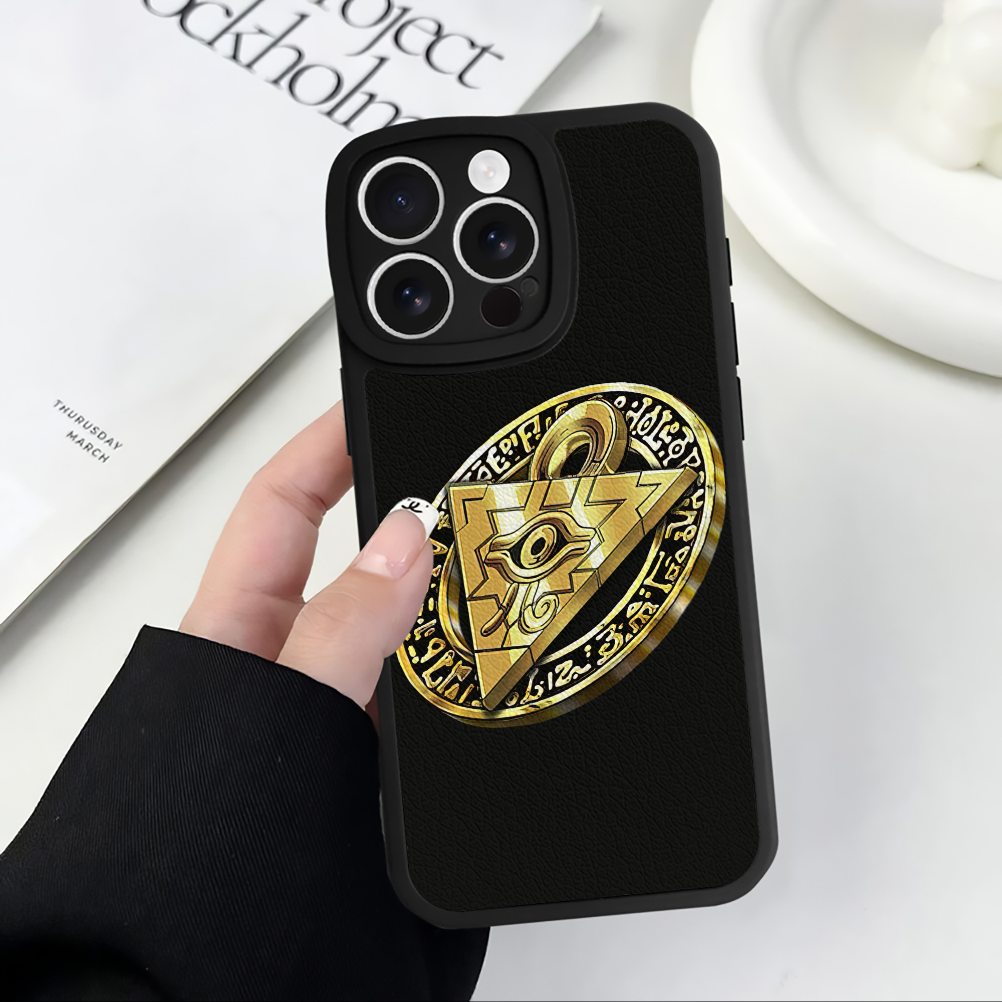 遊☆戯☆王 Yu-Gi-Oh! 【iPhone 16シリーズ対応】シリコンスマホケース（レザー調） 材質：シリコン