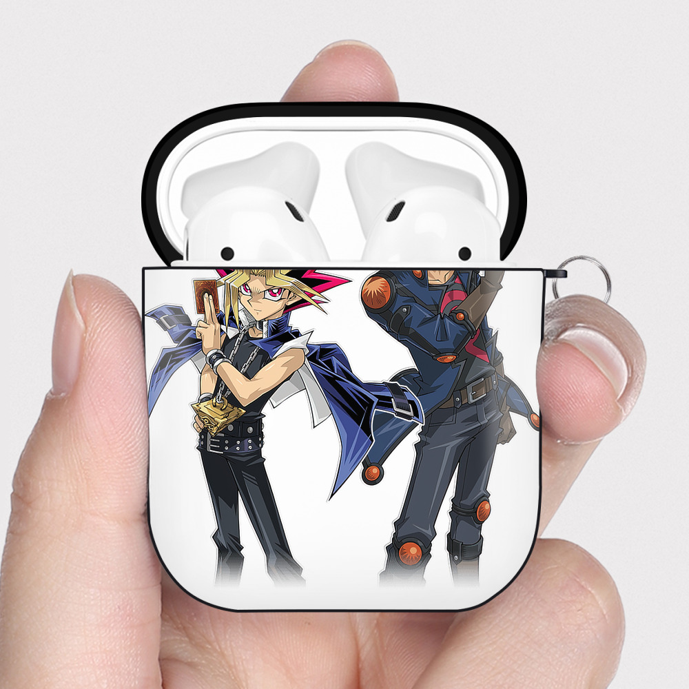（画像用） 遊☆戯☆王 Yu-Gi-Oh! AirPods 第2世代保護ケース ハードシェル ブラック 耐衝撃・防指紋・カラビナ付き