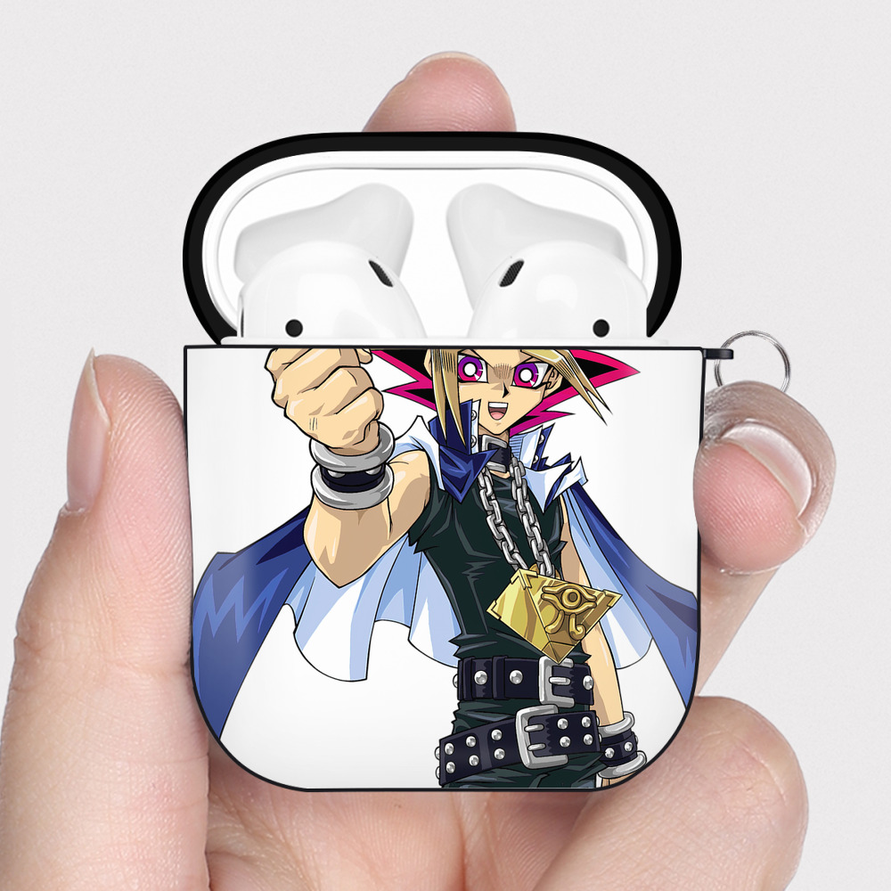 （画像用） 遊☆戯☆王 Yu-Gi-Oh! AirPods 第2世代保護ケース ハードシェル ブラック 耐衝撃・防指紋・カラビナ付き