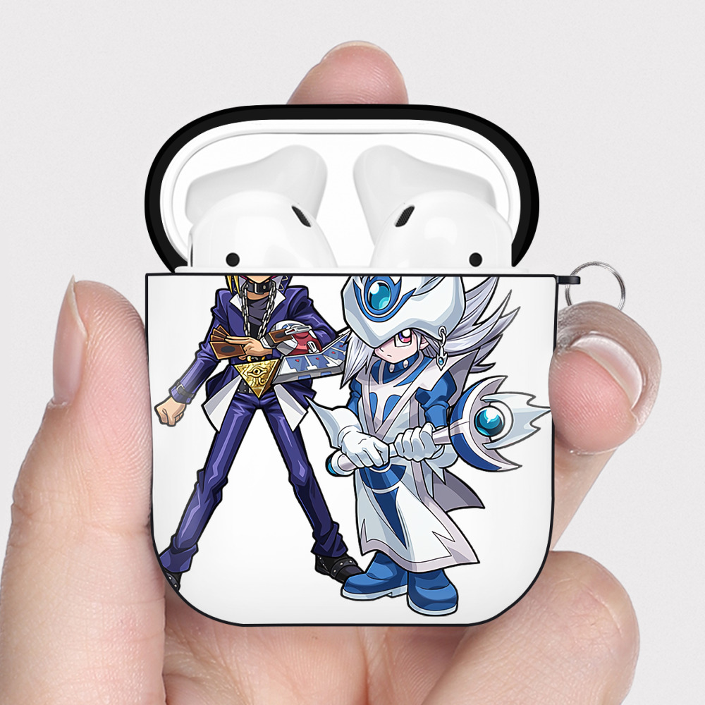 （画像用） 遊☆戯☆王 Yu-Gi-Oh! AirPods 第2世代保護ケース ハードシェル ブラック 耐衝撃・防指紋・カラビナ付き