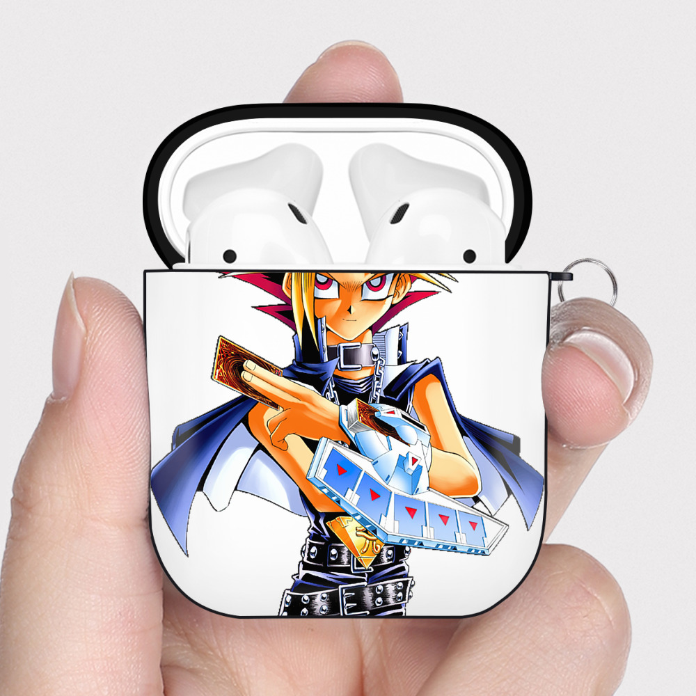 （画像用） 遊☆戯☆王 Yu-Gi-Oh! AirPods 第2世代保護ケース ハードシェル ブラック 耐衝撃・防指紋・カラビナ付き