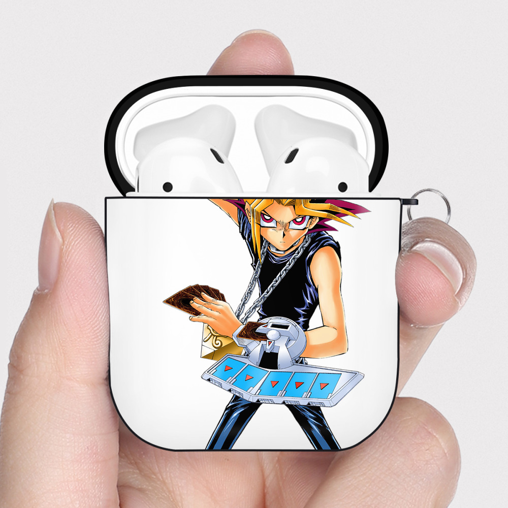 （画像用） 遊☆戯☆王 Yu-Gi-Oh! AirPods 第2世代保護ケース ハードシェル ブラック 耐衝撃・防指紋・カラビナ付き