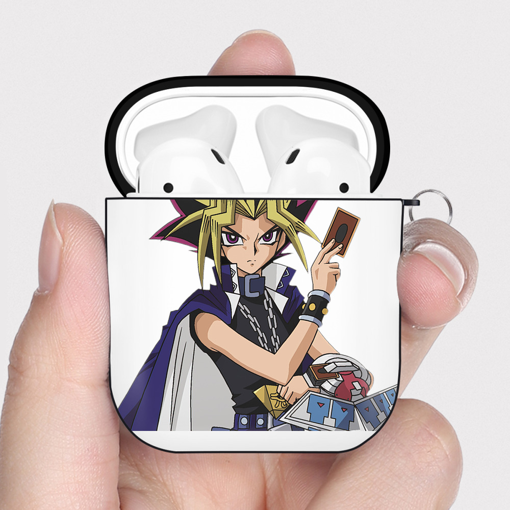 （画像用） 遊☆戯☆王 Yu-Gi-Oh! AirPods 第2世代保護ケース ハードシェル ブラック 耐衝撃・防指紋・カラビナ付き