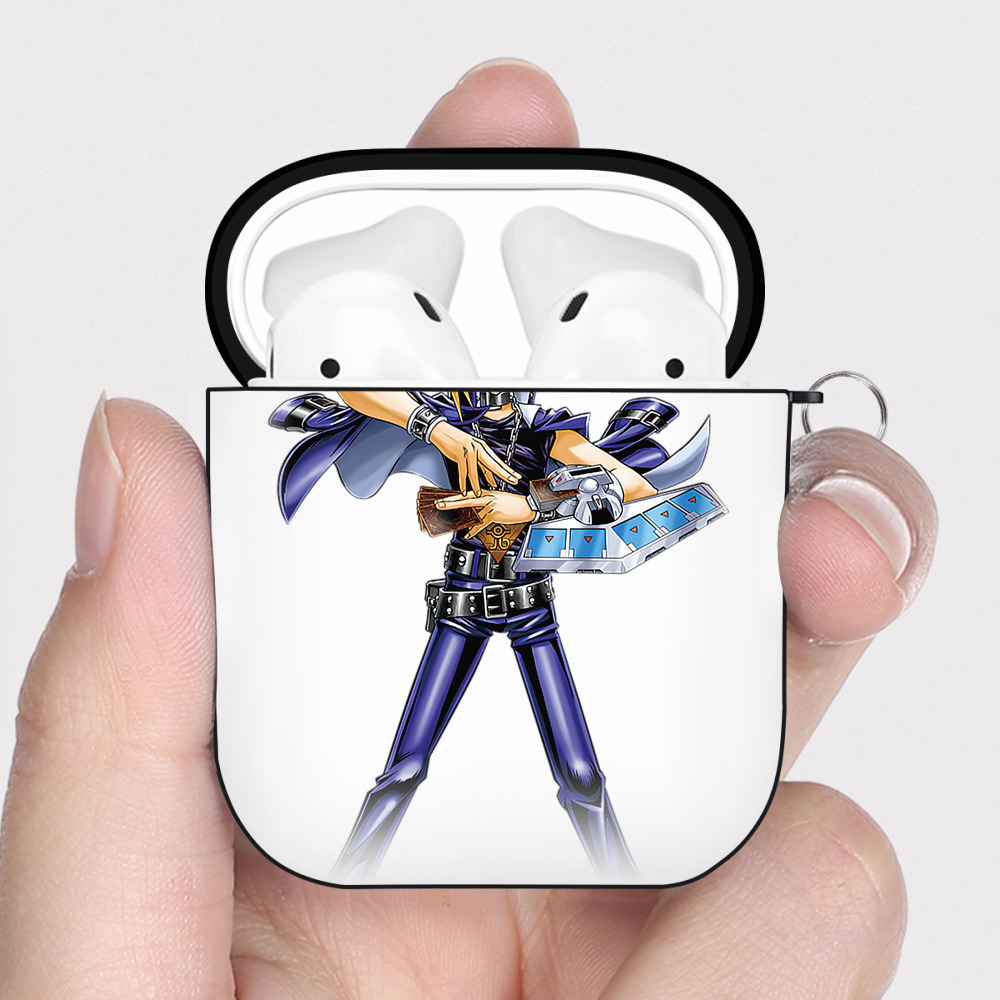 （画像用） 遊☆戯☆王 Yu-Gi-Oh! AirPods 第2世代保護ケース ハードシェル ブラック 耐衝撃・防指紋・カラビナ付き