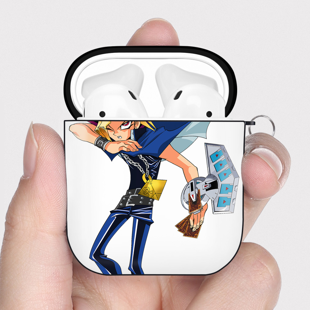 （画像用） 遊☆戯☆王 Yu-Gi-Oh! AirPods 第2世代保護ケース ハードシェル ブラック 耐衝撃・防指紋・カラビナ付き