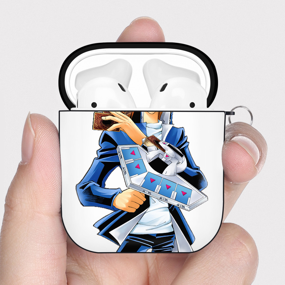 （画像用） 遊☆戯☆王 Yu-Gi-Oh! AirPods 第2世代保護ケース ハードシェル ブラック 耐衝撃・防指紋・カラビナ付き