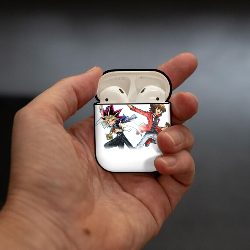 遊☆戯☆王 Yu-Gi-Oh! AirPods 第2世代保護ケース ハードシェル ブラック 耐衝撃・防指紋・カラビナ付き