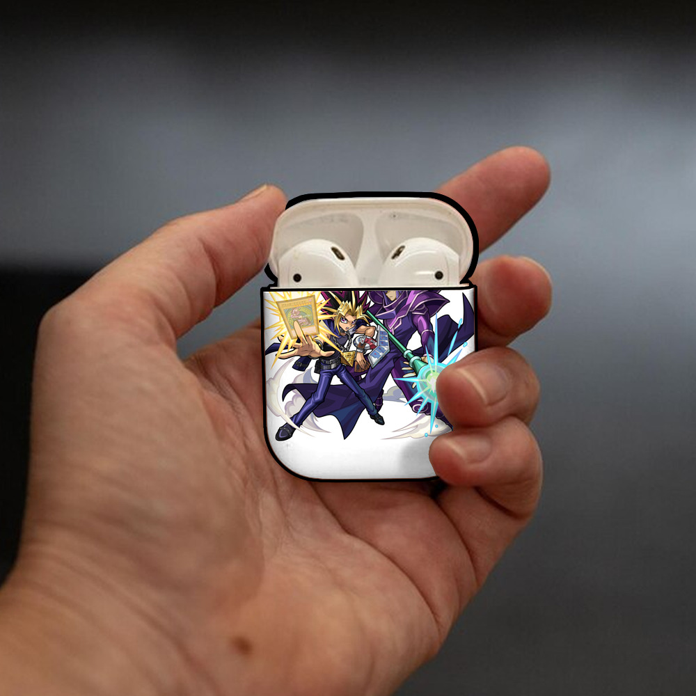 遊☆戯☆王 Yu-Gi-Oh! AirPods 第2世代保護ケース ハードシェル ブラック 耐衝撃・防指紋・カラビナ付き
