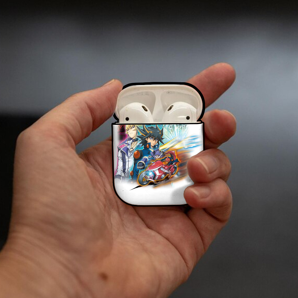 遊☆戯☆王 Yu-Gi-Oh! AirPods 第2世代保護ケース ハードシェル ブラック 耐衝撃・防指紋・カラビナ付き