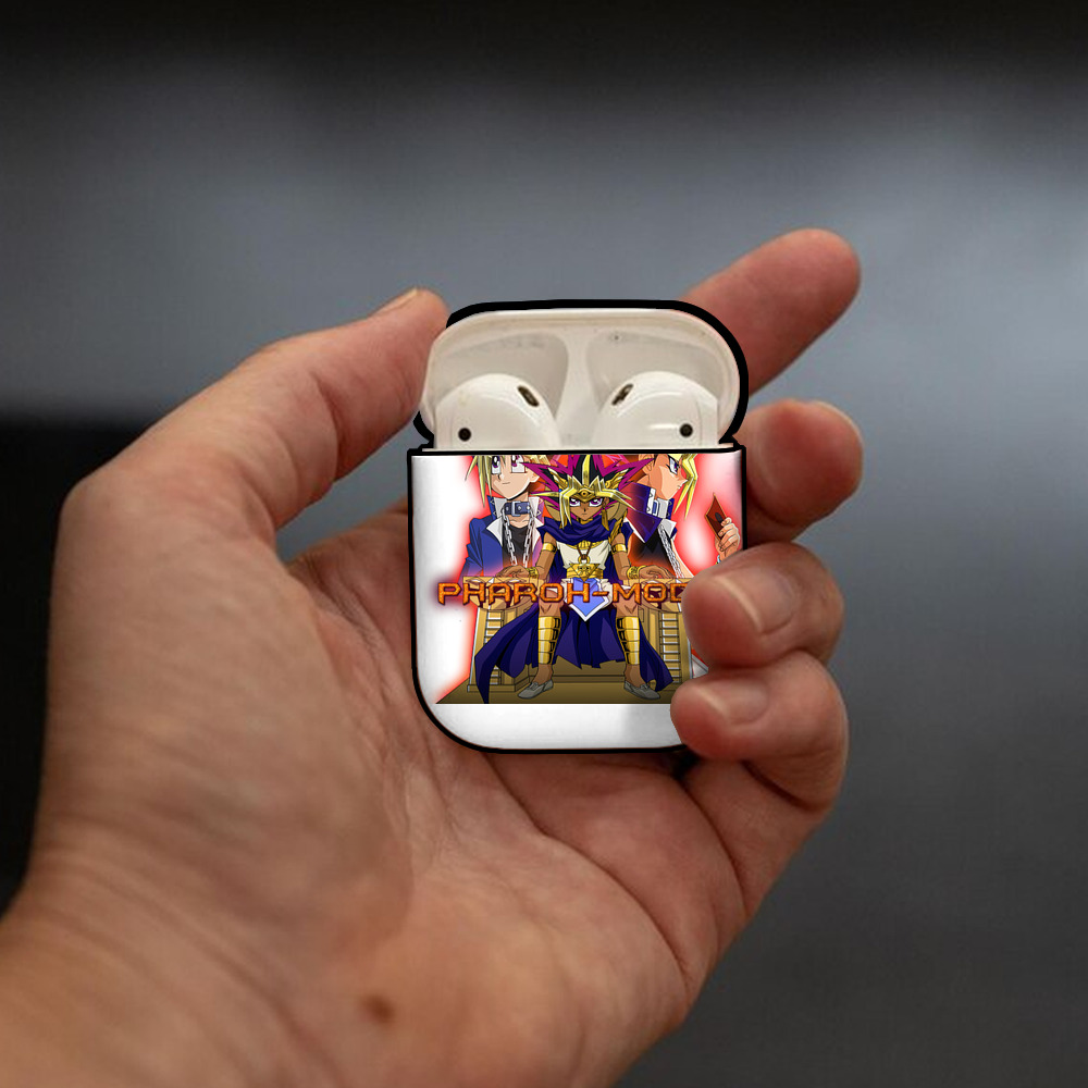 遊☆戯☆王 Yu-Gi-Oh! AirPods 第2世代保護ケース ハードシェル ブラック 耐衝撃・防指紋・カラビナ付き