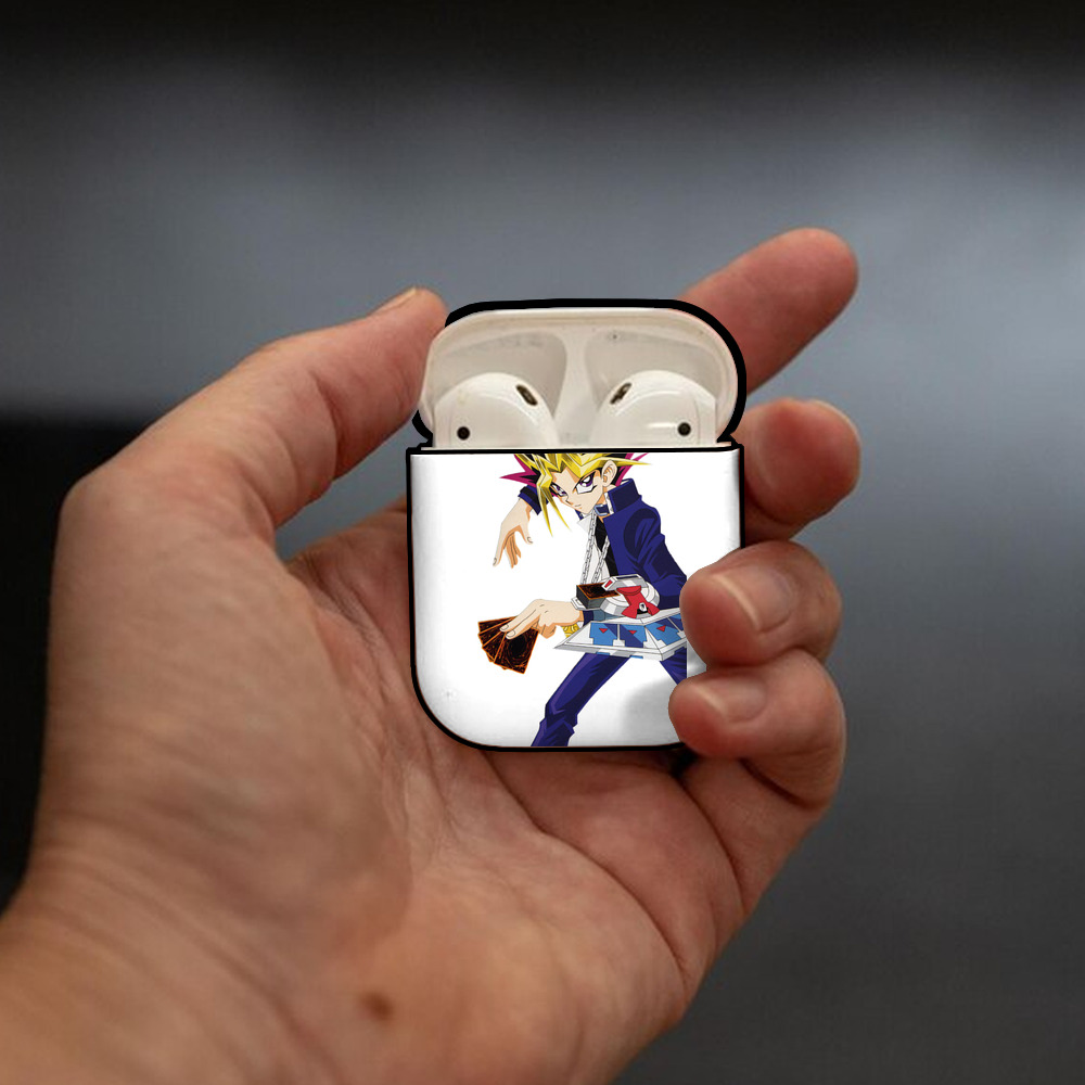 遊☆戯☆王 Yu-Gi-Oh! AirPods 第2世代保護ケース ハードシェル ブラック 耐衝撃・防指紋・カラビナ付き