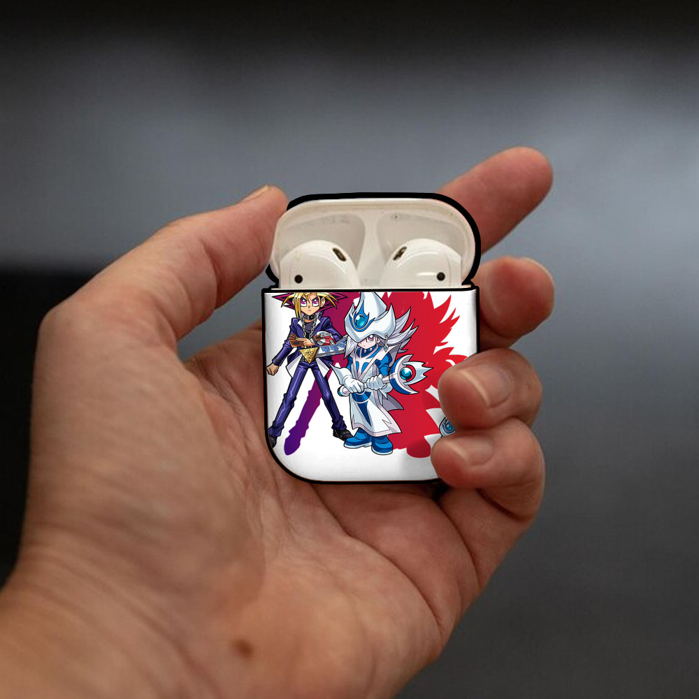 遊☆戯☆王 Yu-Gi-Oh! AirPods 第2世代保護ケース ハードシェル ブラック 耐衝撃・防指紋・カラビナ付き