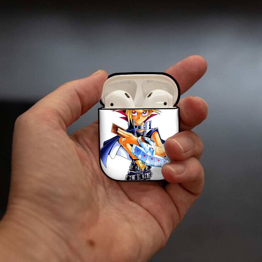 遊☆戯☆王 Yu-Gi-Oh! AirPods 第2世代保護ケース ハードシェル ブラック 耐衝撃・防指紋・カラビナ付き