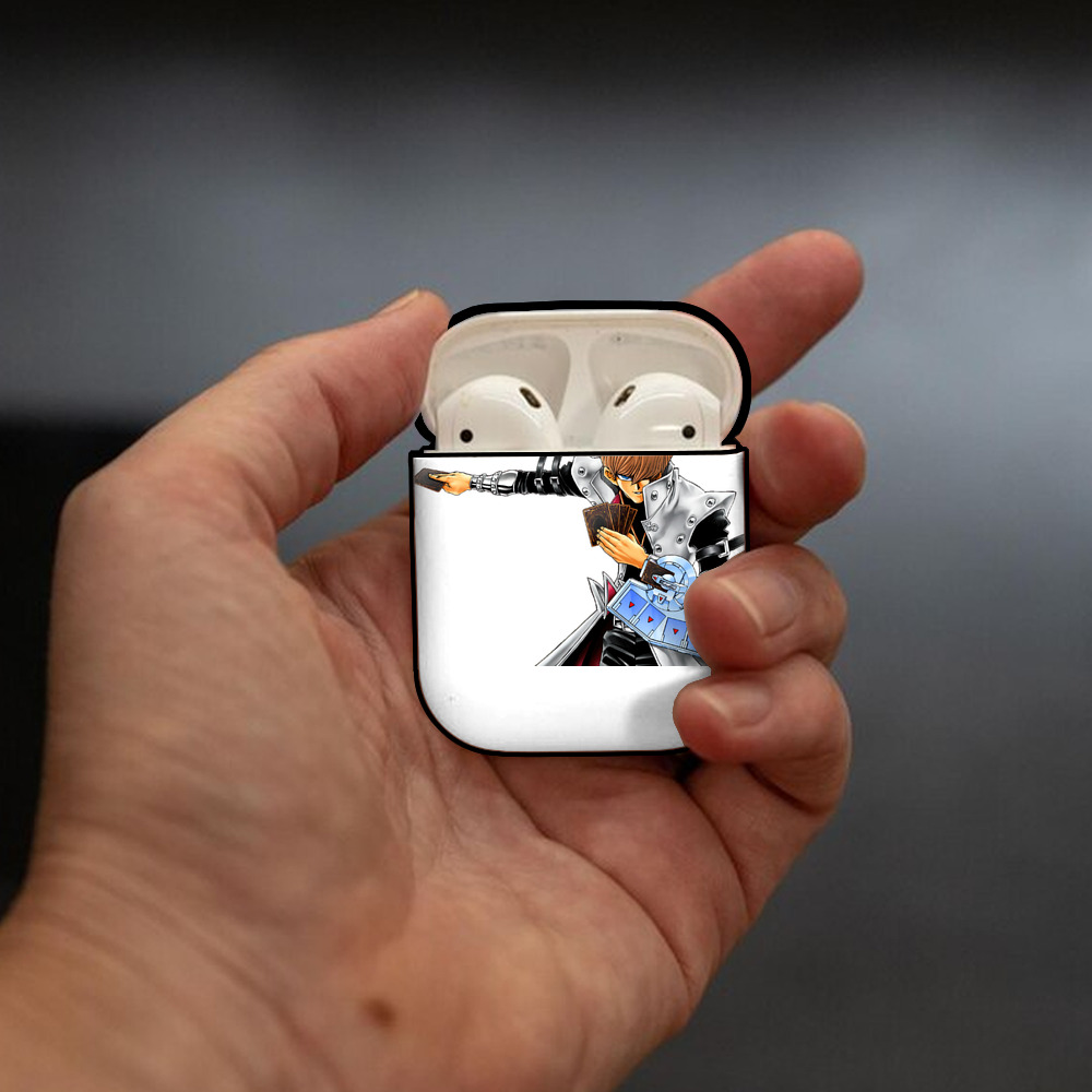 遊☆戯☆王 Yu-Gi-Oh! AirPods 第2世代保護ケース ハードシェル ブラック 耐衝撃・防指紋・カラビナ付き