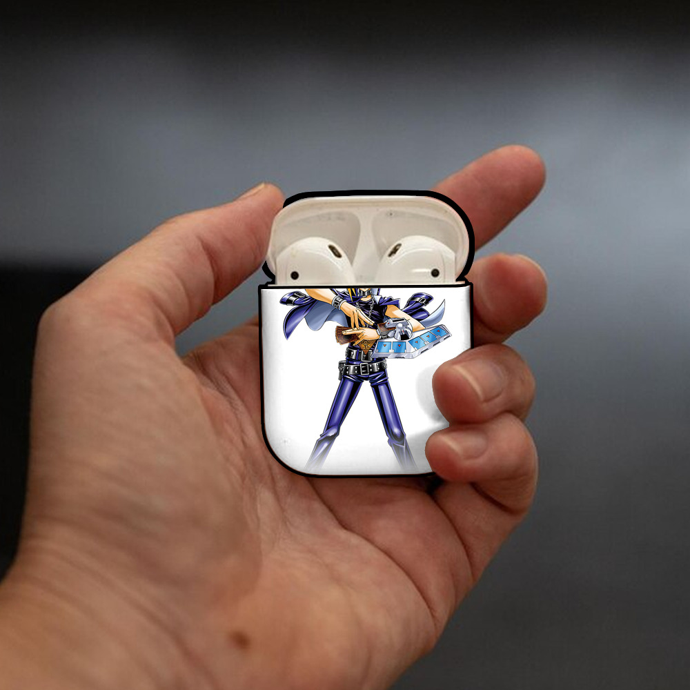 遊☆戯☆王 Yu-Gi-Oh! AirPods 第2世代保護ケース ハードシェル ブラック 耐衝撃・防指紋・カラビナ付き