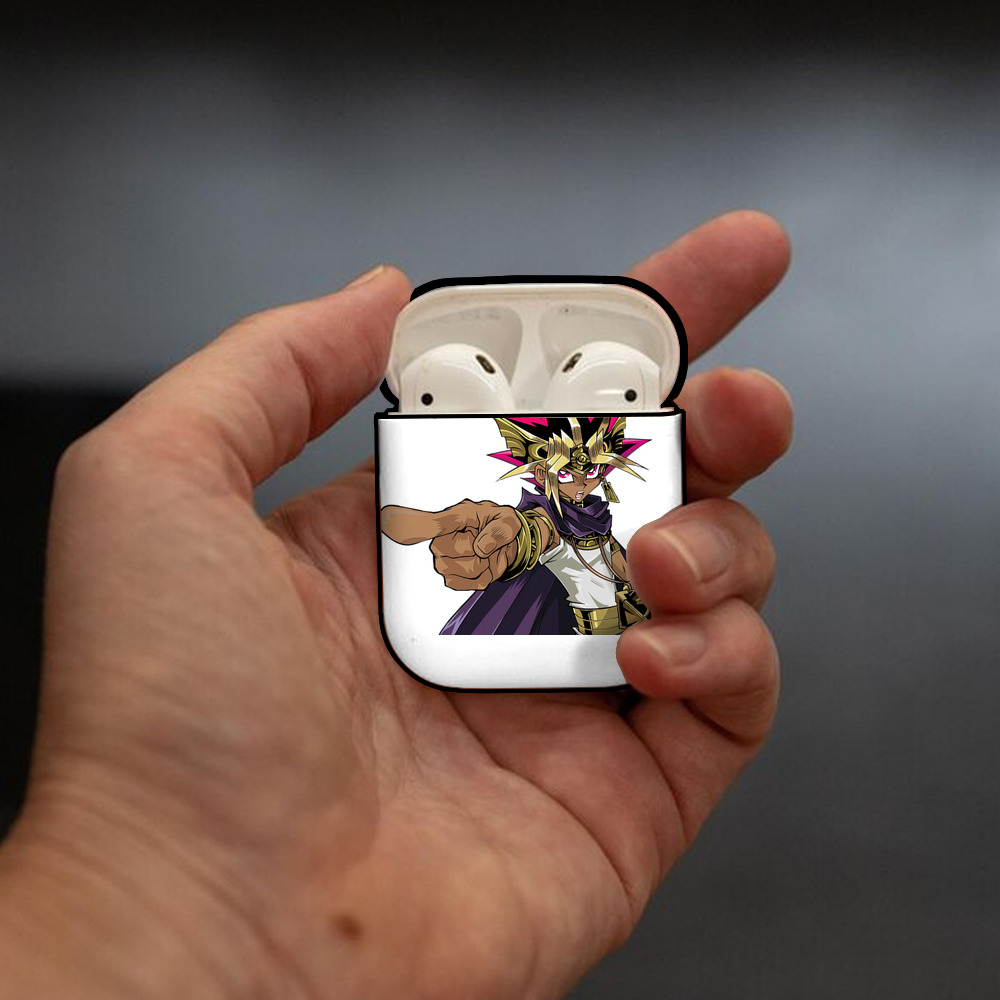 遊☆戯☆王 Yu-Gi-Oh! AirPods 第2世代保護ケース ハードシェル ブラック 耐衝撃・防指紋・カラビナ付き