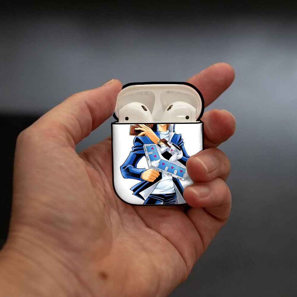 遊☆戯☆王 Yu-Gi-Oh! AirPods 第2世代保護ケース ハードシェル ブラック 耐衝撃・防指紋・カラビナ付き