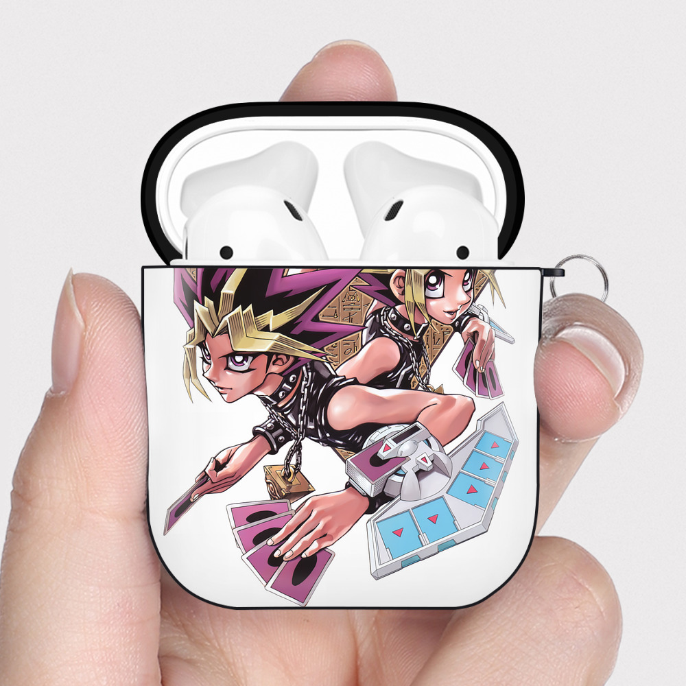 （画像用） 遊☆戯☆王 Yu-Gi-Oh! AirPods 第2世代保護ケース ハードシェル ブラック 耐衝撃・防指紋・カラビナ付き