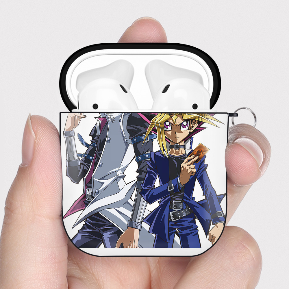 （画像用） 遊☆戯☆王 Yu-Gi-Oh! AirPods 第2世代保護ケース ハードシェル ブラック 耐衝撃・防指紋・カラビナ付き