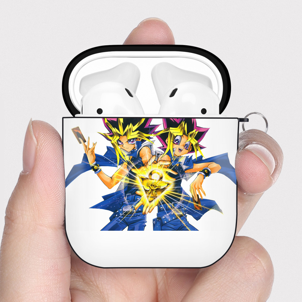 （画像用） 遊☆戯☆王 Yu-Gi-Oh! AirPods 第2世代保護ケース ハードシェル ブラック 耐衝撃・防指紋・カラビナ付き