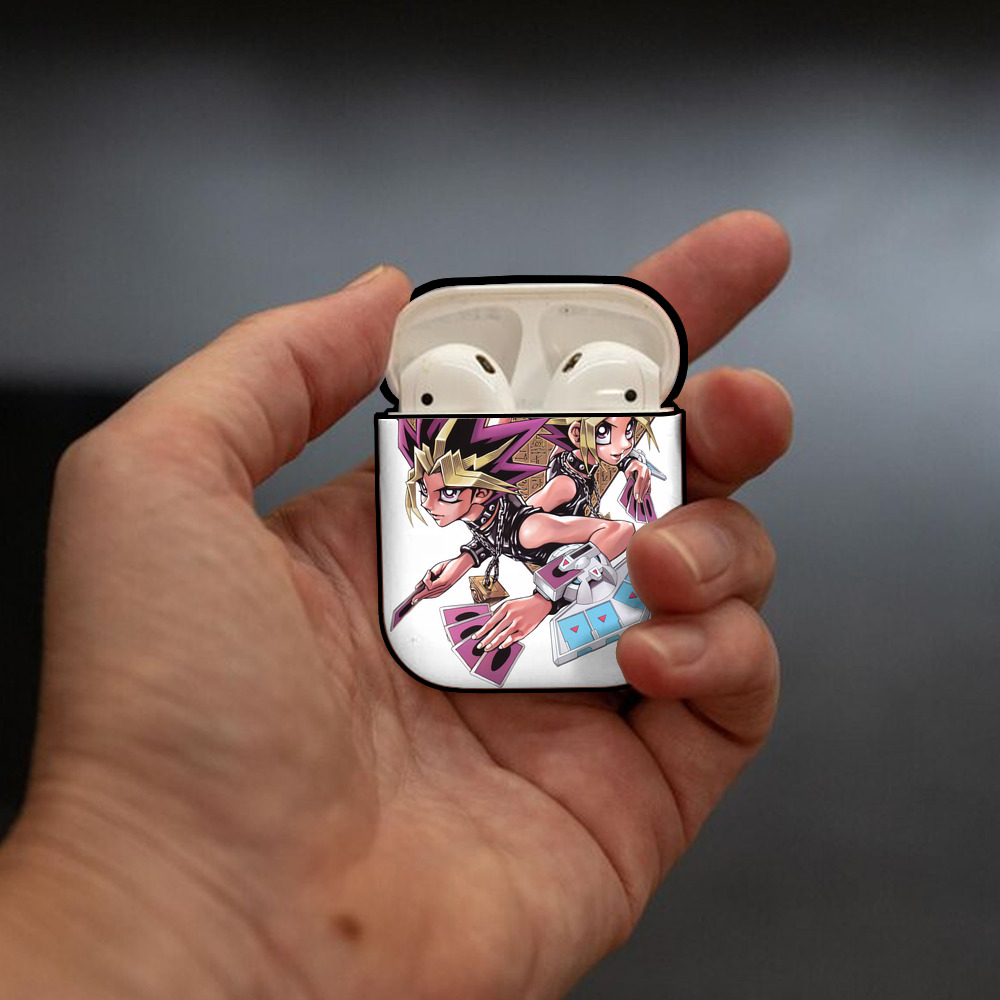 遊☆戯☆王 Yu-Gi-Oh! AirPods 第2世代保護ケース ハードシェル ブラック 耐衝撃・防指紋・カラビナ付き