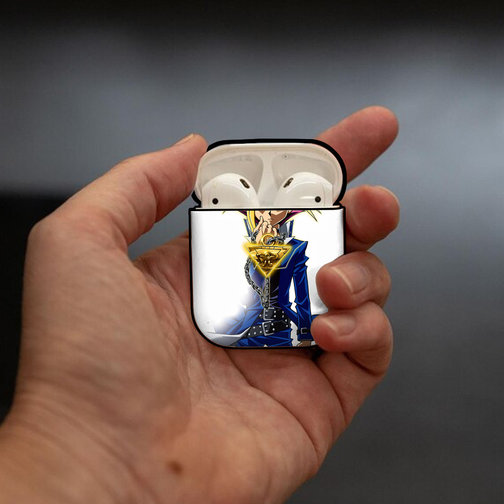 遊☆戯☆王 Yu-Gi-Oh! AirPods 第2世代保護ケース ハードシェル ブラック 耐衝撃・防指紋・カラビナ付き