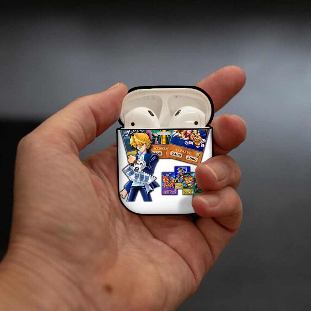 遊☆戯☆王 Yu-Gi-Oh! AirPods 第2世代保護ケース ハードシェル ブラック 耐衝撃・防指紋・カラビナ付き